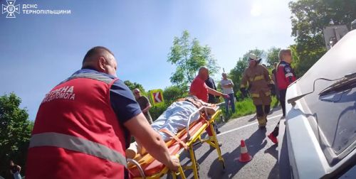У Кременці після ДТП з понівеченого авто рятувальники деблокували жінку (відео)