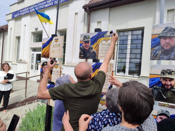 У Великих Дедеркалах відкрили Алею Надії для родин полонених і зниклих безвісти захисників (фото)
