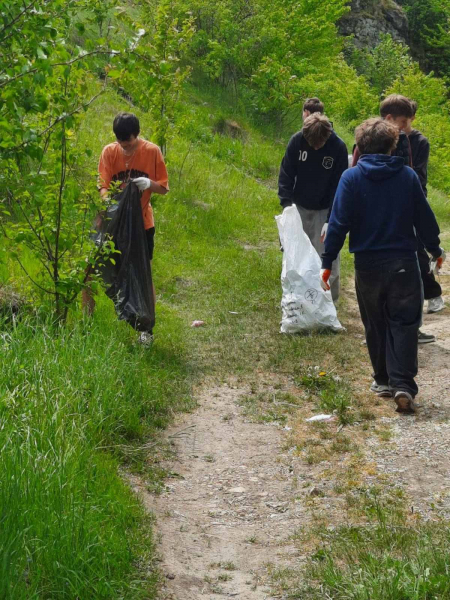 Толока у Збаражі: школярі та працівники освіти зібрали кілька мішків сміття (фото)
