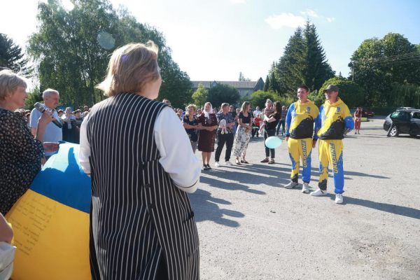 У селі на Тернопільщині зустріли двох рідних братів, які повернулися з ворожого полону (фото)