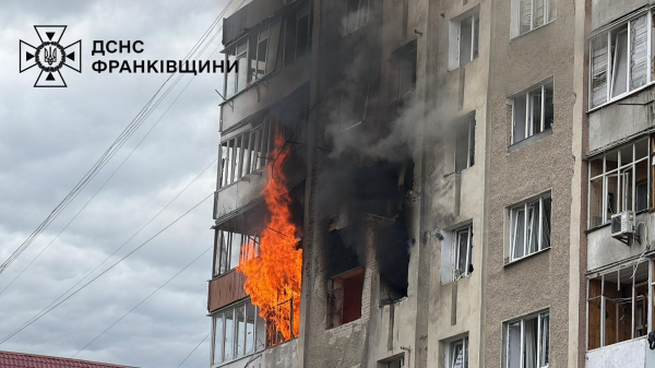 ДСНС: на Франківщині внаслідок атаки рф виникла пожежа у багатоповерхівці та пошкоджено будинки (фото, відео)