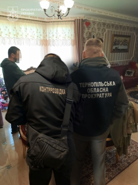 Землі оборонного підприємства вартістю майже 16 млн грн оформляли на приватні структури: на Тернопільщині викрито посадовця міської ради (фото)