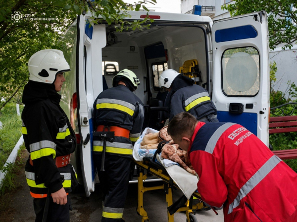 На Тернопільщині за добу ліквідували дві пожежі, врятували чоловіка та знищили боєприпас (фото)