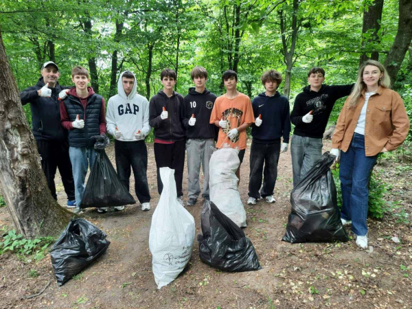 Толока у Збаражі: школярі та працівники освіти зібрали кілька мішків сміття (фото)