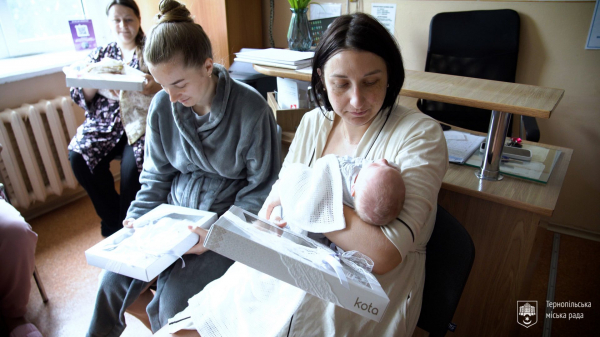 Малюкам, народженим у День вишиванки в Тернополі, подарували вишиті сорочки (фото)
