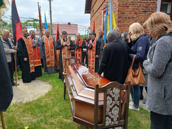 У Козівській громаді попрощалися із загиблим захисником Володимиром Галунком (фото)