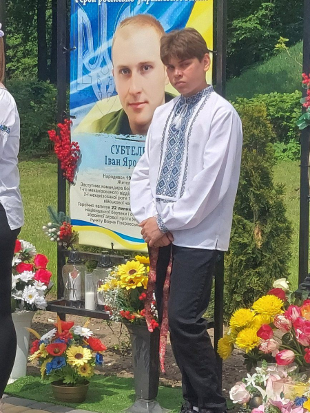 У Гримайлові вшанували полеглих героїв акцією з вишитими стрічками (фото)