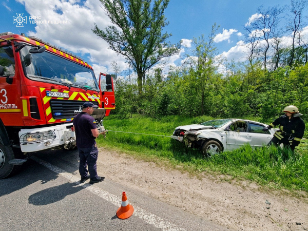 Авто перекинулося у кювет: в Романівці потерпілим допомагали рятувальники (ФОТО)