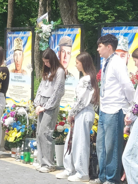 У Гримайлові вшанували полеглих героїв акцією з вишитими стрічками (фото)