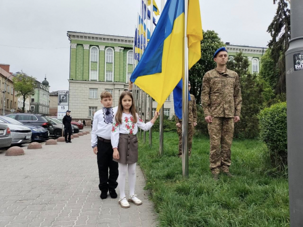Підняттям прапора ЄС у Тернополі відзначили День Європи (фото)