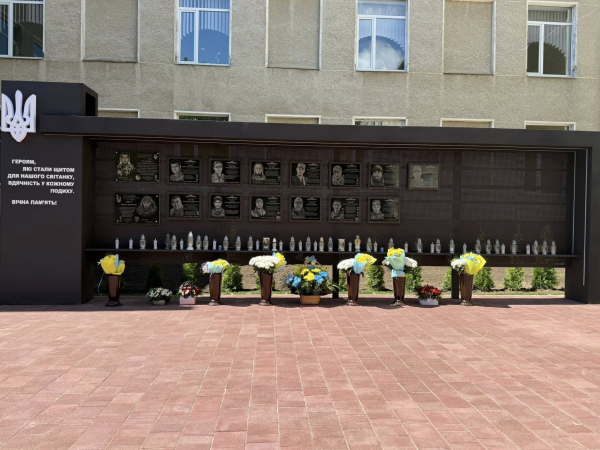 Місце пам’яті та вдячності: у Заліщиках відкрили стелу з іменами 15 загиблих випускників школи (фото)