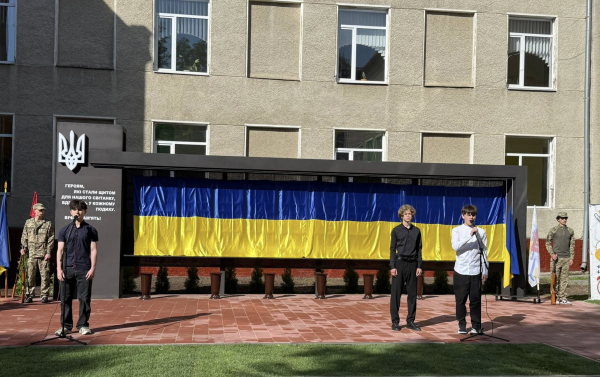 Місце пам’яті та вдячності: у Заліщиках відкрили стелу з іменами 15 загиблих випускників школи (фото)