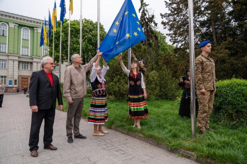 Підняттям прапора ЄС у Тернополі відзначили День Європи (фото)