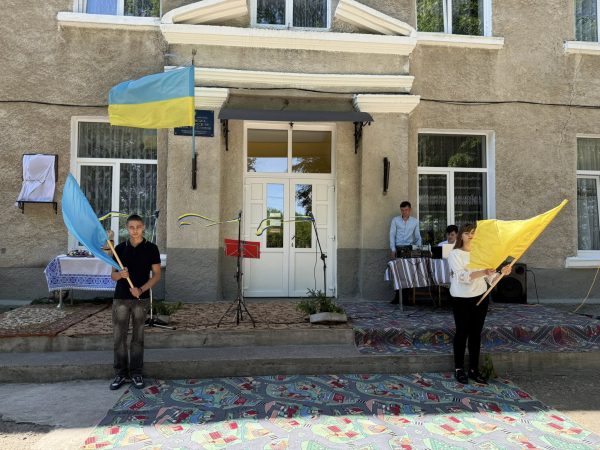 Нагадування про подвиг: на фасаді школи у Заліщицькій громаді відкрили дошку полеглому Герою (фото)