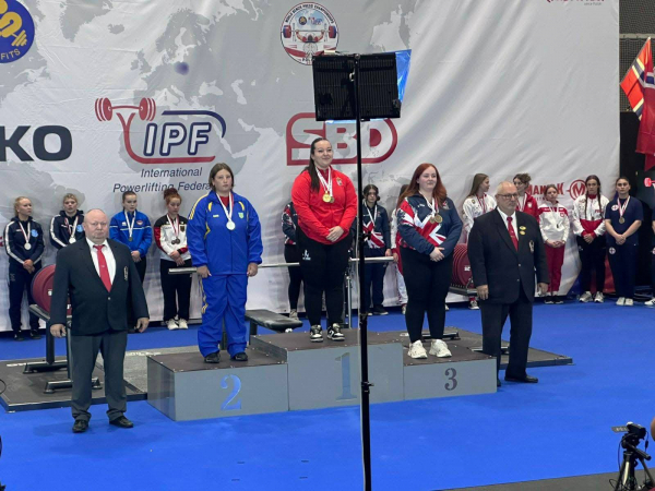 15-річна спортсменка зі Збаража виборола "срібло" на чемпіонаті світу з класичного жиму лежачи (фото)