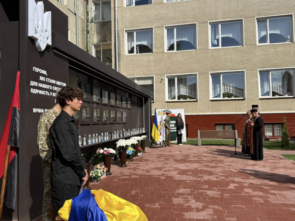 Місце пам’яті та вдячності: у Заліщиках відкрили стелу з іменами 15 загиблих випускників школи (фото)