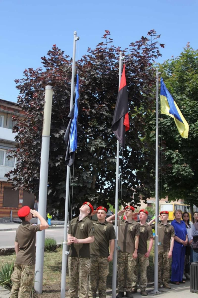 «Між небом і землею»: у Збаражі встановили прапори на підтримку зниклих безвісти та полонених воїнів (ФОТО)