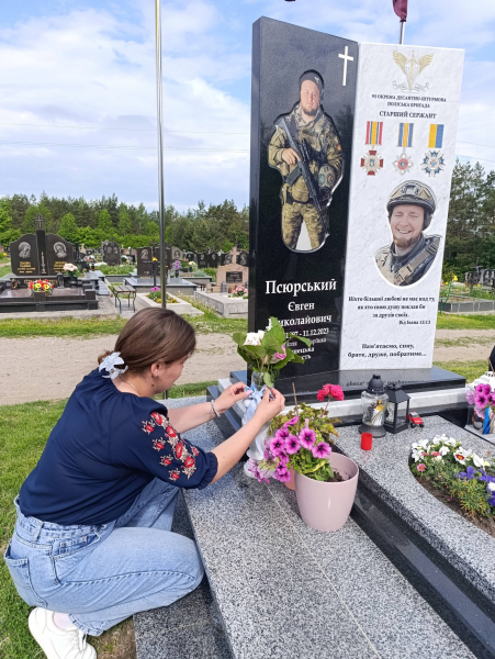 У Лошнівській ЗОШ провели акцію «Вишита стрічка пам’яті» (фото)