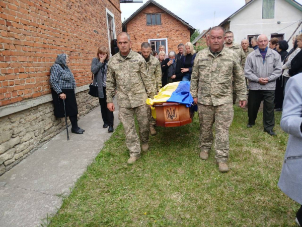 У Козівській громаді попрощалися із загиблим захисником Володимиром Галунком (фото)