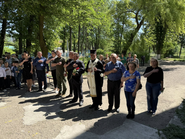 Нагадування про подвиг: на фасаді школи у Заліщицькій громаді відкрили дошку полеглому Герою (фото)