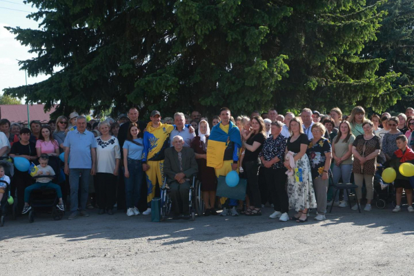 У селі на Тернопільщині зустріли двох рідних братів, які повернулися з ворожого полону (фото)