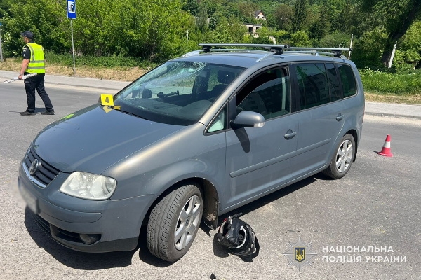 Неповнолітній під колесами авто: у Кременці легківка наїхала на мотоцикл (фото)