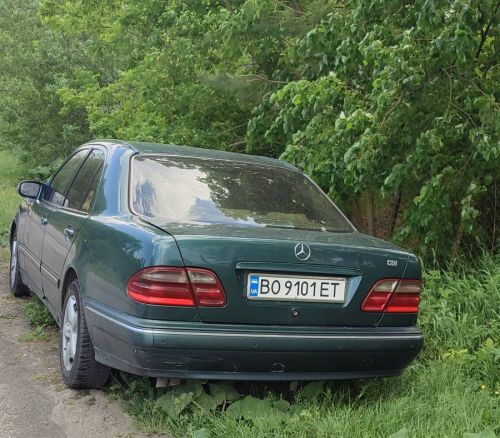 У Байківцях виявили покинутий Mercedes: власника шукають (фото)