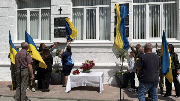Пам’ять, викарбувана в камені: в Теребовлі встановили меморіальні дошки п’ятьом полеглим випускникам ліцею