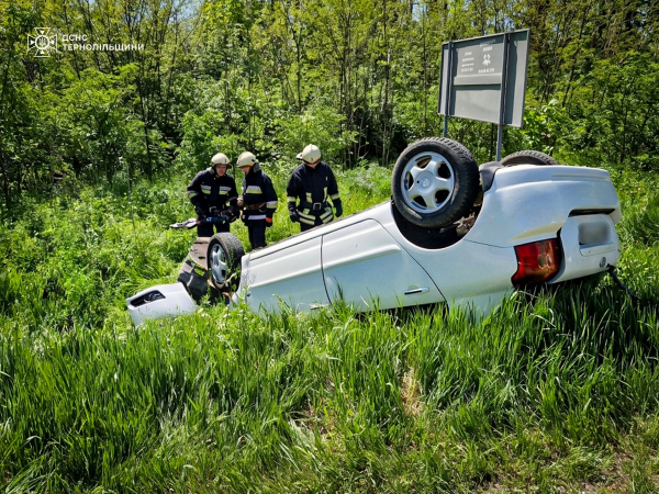 Авто перекинулося у кювет: в Романівці потерпілим допомагали рятувальники (ФОТО)
