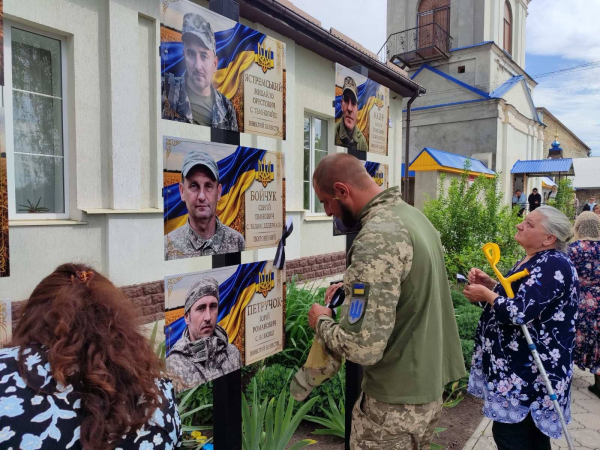 У Великих Дедеркалах відкрили Алею Надії для родин полонених і зниклих безвісти захисників (фото)