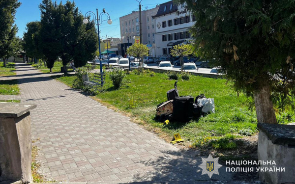 Проштрикнув ножем: невідомий напав на жінку в центрі Почаєва