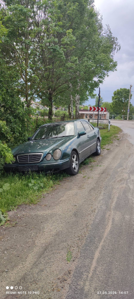 У Байківцях виявили покинутий Mercedes: власника шукають (фото)