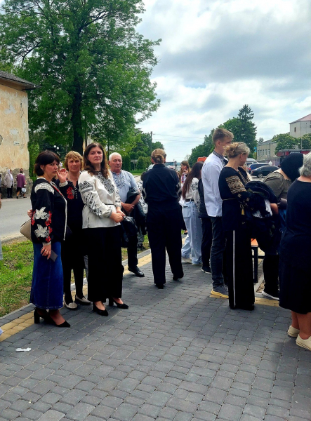 У Гримайлові вшанували полеглих героїв акцією з вишитими стрічками (фото)