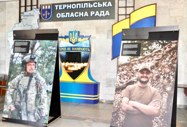 Фотовиставка «Війна в обличчях», присвячена українським захисникам, діє у Тернопільській облраді (фото)