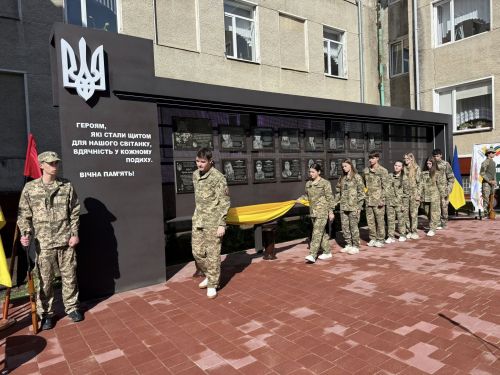 Місце пам’яті та вдячності: у Заліщиках відкрили стелу з іменами 15 загиблих випускників школи (фото)