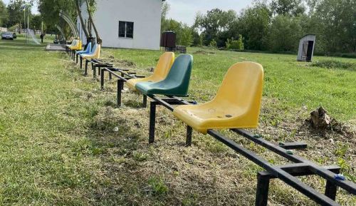 Вандалізм у Великій Березовиці: за три тижні на стадіоні знищили понад 30 нових крісел (фото)