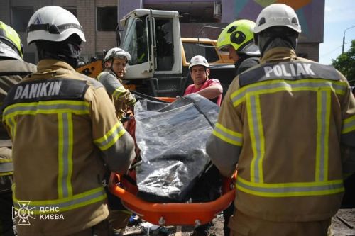 У Києві зросла кількість загиблих після удару рф по багатоповерхівці