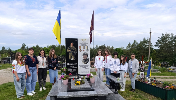 У Лошнівській ЗОШ провели акцію «Вишита стрічка пам’яті» (фото)