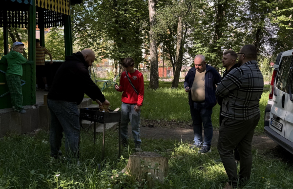 Студенти-журналісти та ведучі "Їжі Файного" у Тернополі відвідали дитячий будинок та влаштували для дітей пікнік