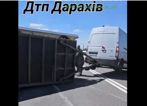 Курйозна аварія сталася на Теребовлянщині: перекинувся величезний басейн (відео)