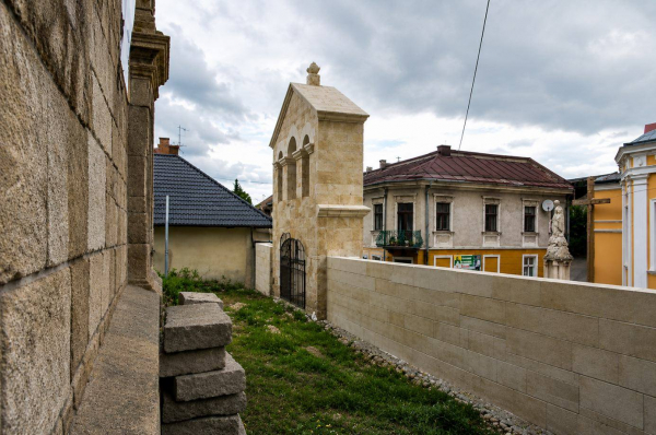 У Бережанах провели благоустрій біля історичної вірменської церкви (фото)