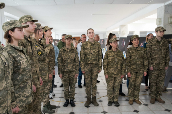 У ЗУНУ до Дня Героїв провели патріотичну акцію та відкрили виставку «Горизонти надії» (фото)