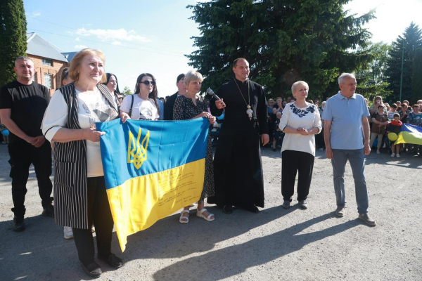 У селі на Тернопільщині зустріли двох рідних братів, які повернулися з ворожого полону (фото)