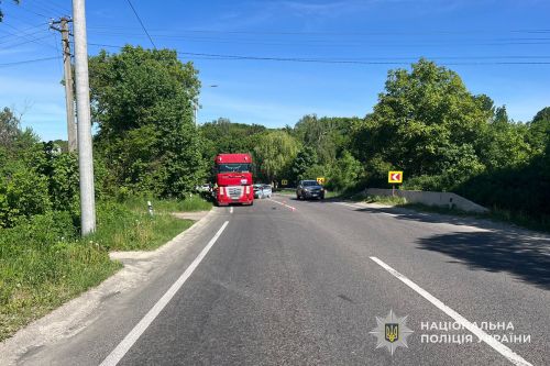 Водій загинув на місці, пасажирка в реанімації: на Кременеччині сталася аварія (фото)