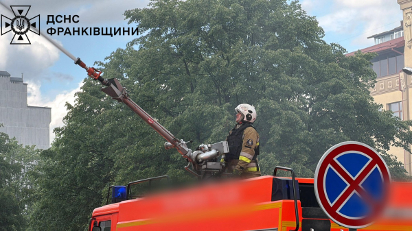 ДСНС: на Франківщині внаслідок атаки рф виникла пожежа у багатоповерхівці та пошкоджено будинки (фото, відео)