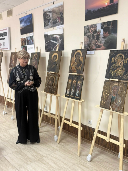 «Коли зброя мовчить. Говорять ікони»: у Тернополі родини Героїв зустрілися з іконописицею Наталією Війтович (фото)