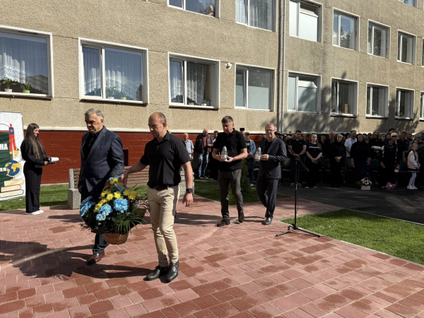 Місце пам’яті та вдячності: у Заліщиках відкрили стелу з іменами 15 загиблих випускників школи (фото)