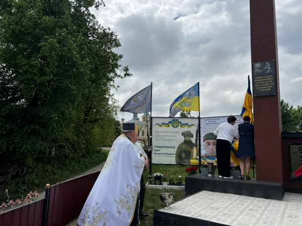 У селі на Шумщині відкрили символічну алею пам'яті загиблих воїнів (фото)