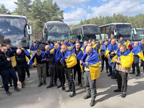 Збараж зустрічає звільнених із полону захисників