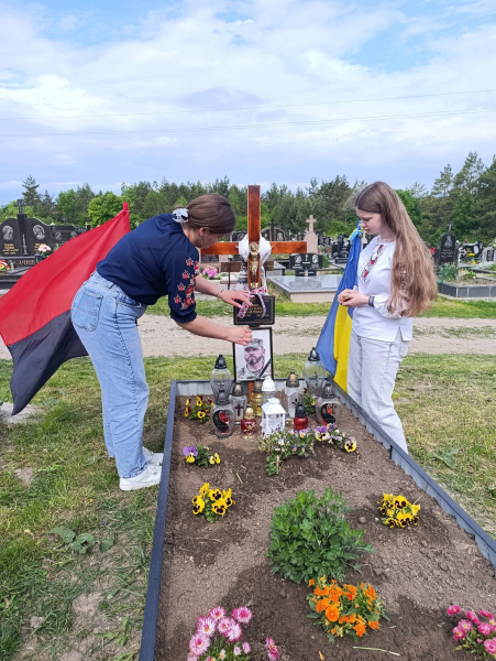 У Лошнівській ЗОШ провели акцію «Вишита стрічка пам’яті» (фото)